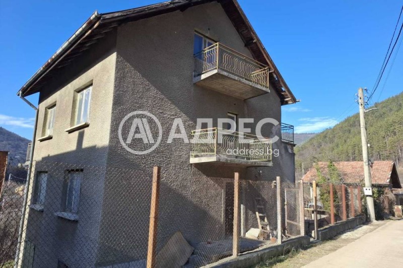 Продава КЪЩА, област София, гр. Своге • 180000 € / 352049.40 лв. • 42550714 1