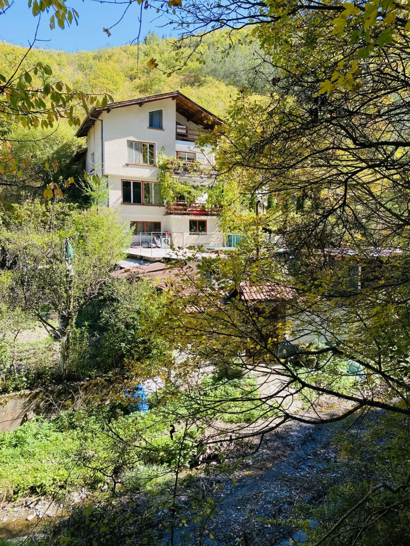 Продава КЪЩА в област София, с. Церецел - 334 кв.м / 95 000 € » 185 803.85 лв., ДНВ 2003 ООД