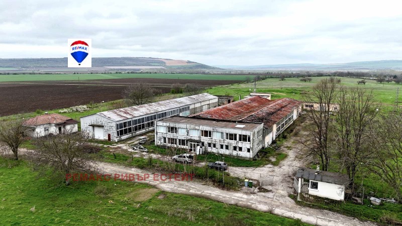 Продава ПРОМ. ПОМЕЩЕНИЕ в област Русе, с. Новград - 3520 кв.м / При запитване, РЕМАКС РИВЪР ЕСТЕЙТ