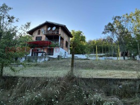 Продава  Вила, с. Песнопой
