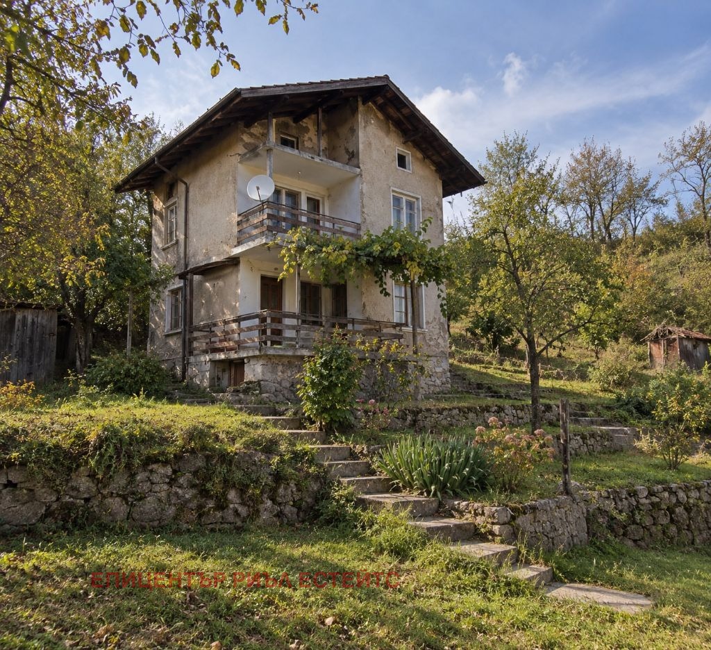 Продава КЪЩА, с. Банище, област Перник