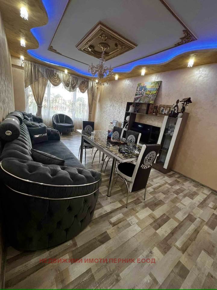 Продава  2-стаен област Перник , гр. Радомир , 70 кв.м | 28609447