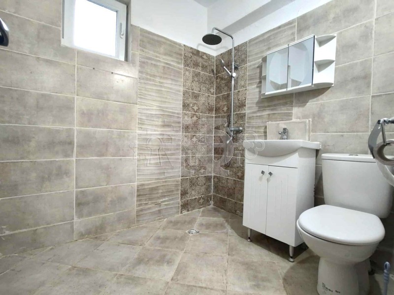 Продава ЕТАЖ ОТ КЪЩА, гр. Добрич, Център, снимка 6 - Етаж от къща - 52910430