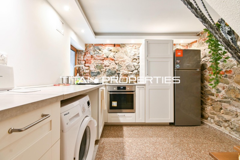 Продава КЪЩА, гр. София, Център, снимка 2 - Къщи - 52845938