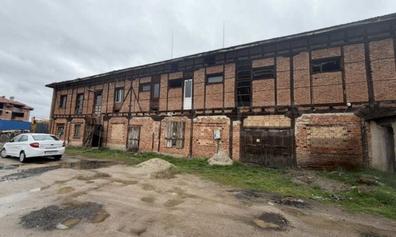 Продава СКЛАД в област Благоевград, гр. Добринище - 1075 кв.м / 250 000 € » 488 957.50 лв., СУПРИММО ОФИСИ В СТРАНАТА