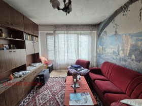 2-стаен град Перник, Изток