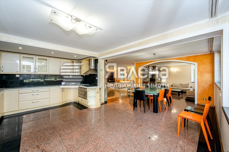 Till salu  Hus Sofia , v.z.Kinocentara , 556 kvm | 79850872 - bild [4]