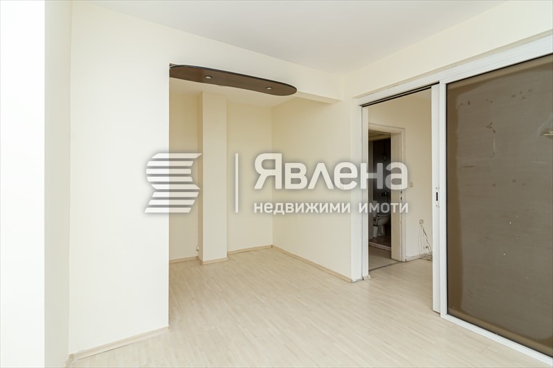 Продава МНОГОСТАЕН, гр. София, Център, снимка 7 - Aпартаменти - 47562418