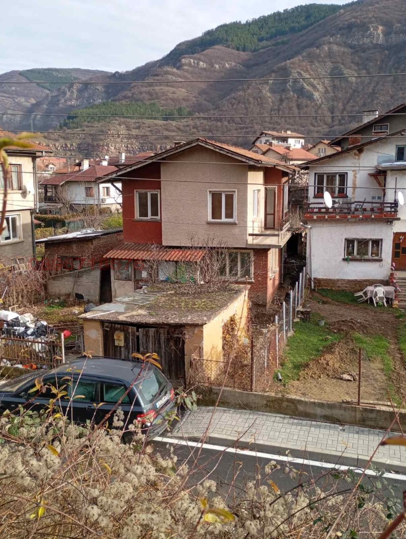 Продава КЪЩА, с. Церово, област София област