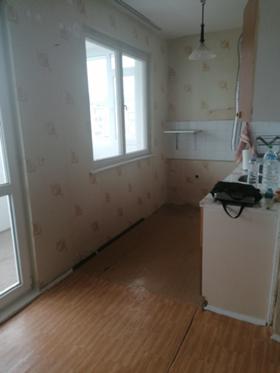 1 dormitor Vâzrajdane 1, Varna 3