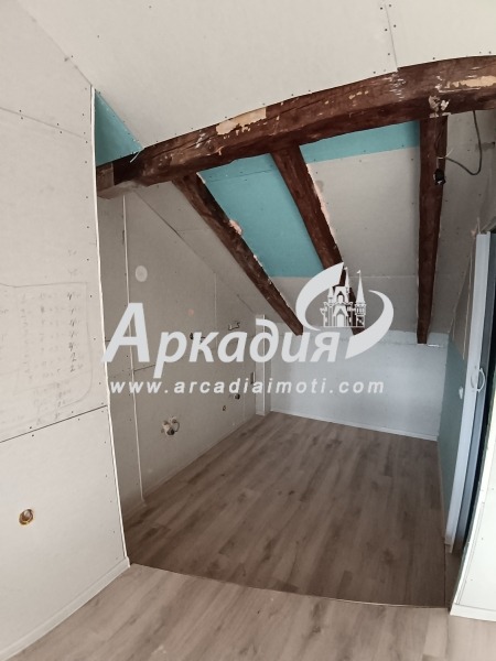 Продава ЕТАЖ ОТ КЪЩА, гр. Пловдив, Център, снимка 2 - Етаж от къща - 52987986