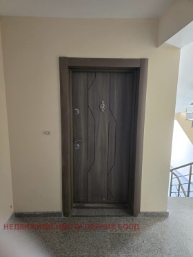 1 chambre Mochino, Pernik 2