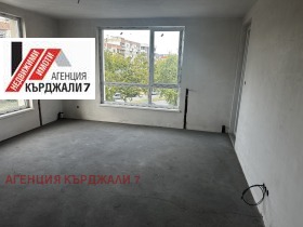 1 chambre Vazrojdentsi, Kardjali 1