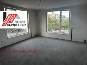 1 chambre Vazrojdentsi, Kardjali 4