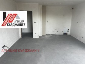 1 chambre Vazrojdentsi, Kardjali 5