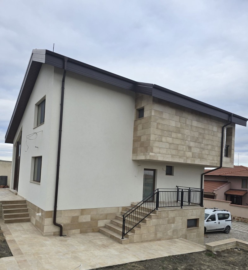 Продава КЪЩА в област Пловдив, с. Брестник - 260 кв.м / 655 000 € » 1 281 068.65 лв., ЛИДЕРА