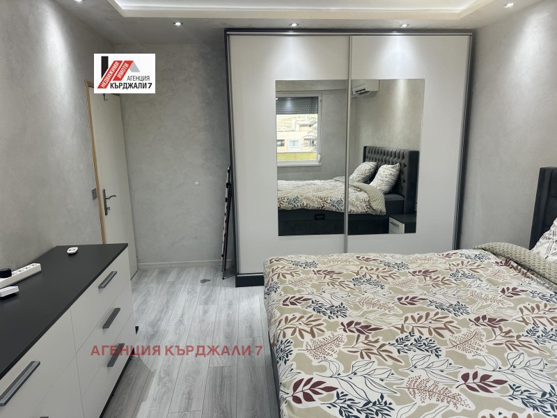 Продава МНОГОСТАЕН, гр. Кърджали, Възрожденци