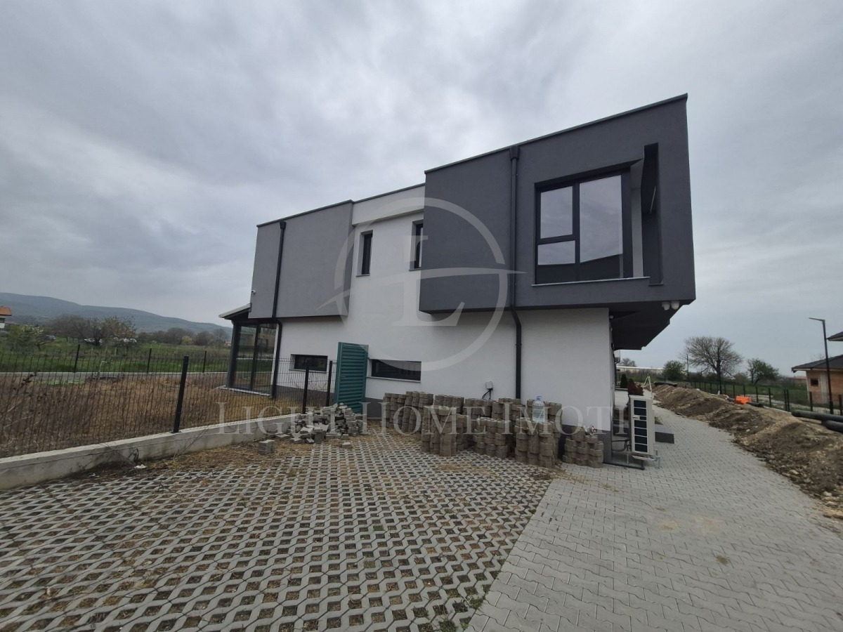 Продава КЪЩА, с. Първенец, област Пловдив