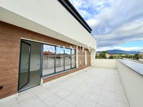 Maison Iztok, Pernik