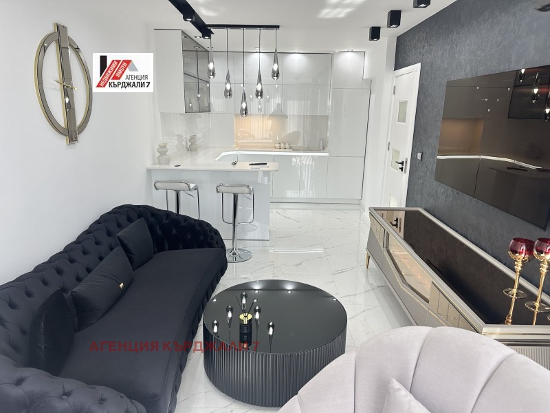Продава  3-стаен град Кърджали , Възрожденци , 100 кв.м | 52682039