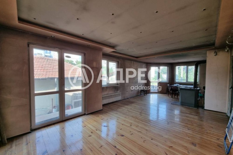 Продава КЪЩА, гр. София, Надежда 3