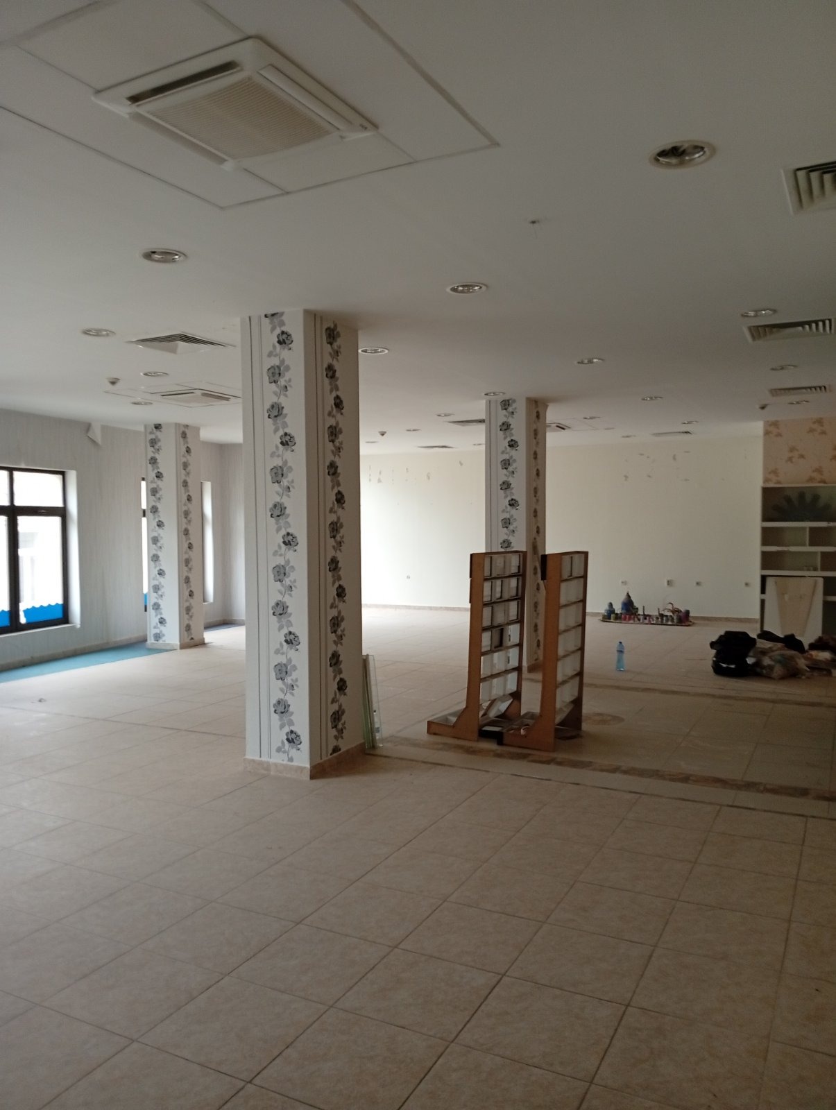 Продава МАГАЗИН, гр. Русе, Център, снимка 2 - Магазини - 49836861