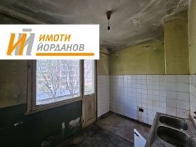 2-стаен град Велико Търново, Акация 8