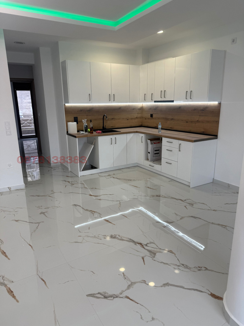 Продава 3-СТАЕН, Извън страната, област Извън страната