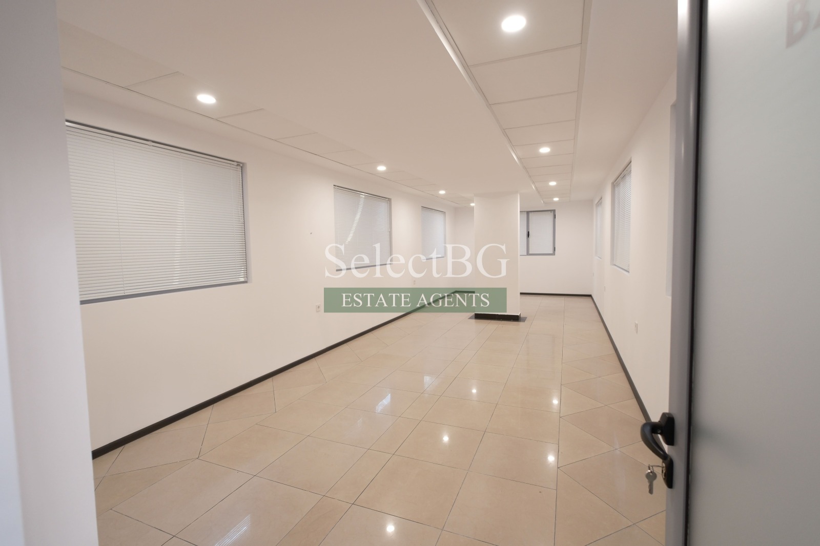 Продава ОФИС, гр. Велико Търново, Център, снимка 4 - Офиси - 53985339