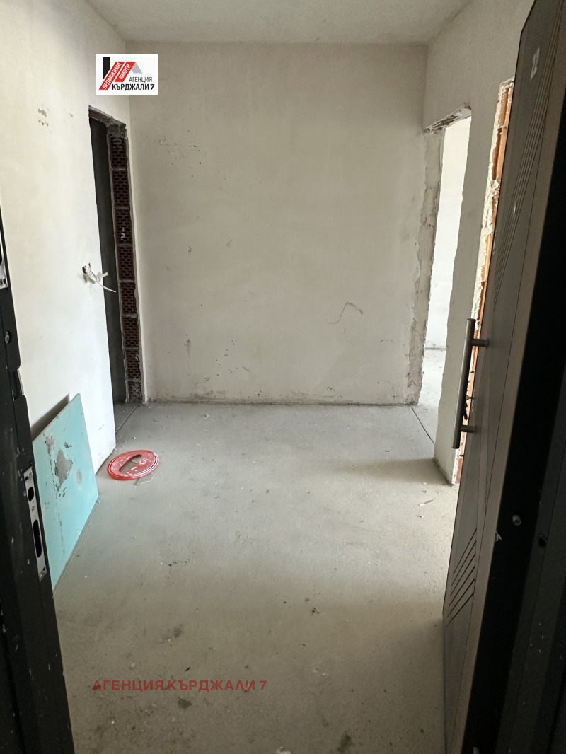 Продава 2-СТАЕН, гр. Кърджали, Възрожденци, снимка 2 - Апартаменти - 52140197