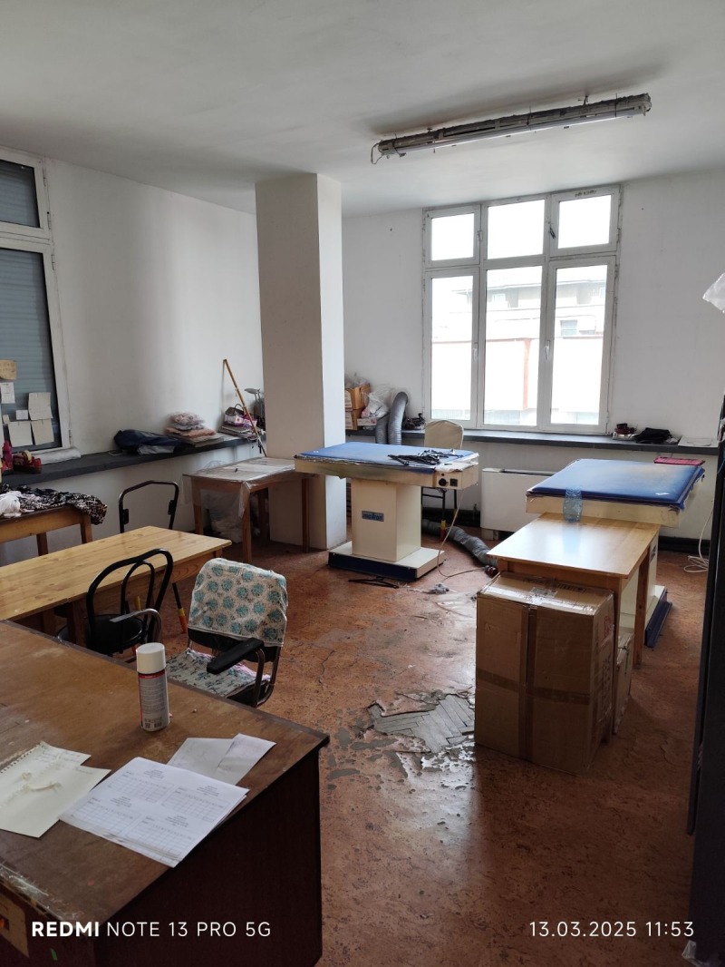 Продава ПРОМ. ПОМЕЩЕНИЕ в област Хасково, гр. Димитровград - 377 кв.м / 74 765 € » 146 227.63 лв., УНИКРЕДИТ БУЛБАНК