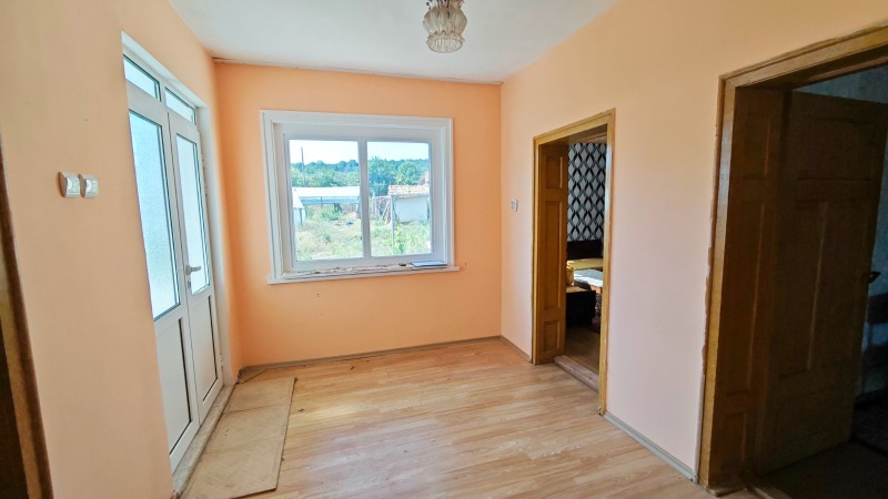 Продава КЪЩА, гр. Търговище, Бряг, снимка 2 - Къщи - 52374336