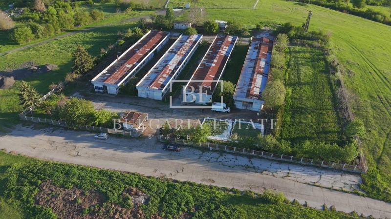 Na sprzedaż  Budynek przemysłowy region Razgradu , Loznica , 1694 mkw | 26123661 - obraz [2]