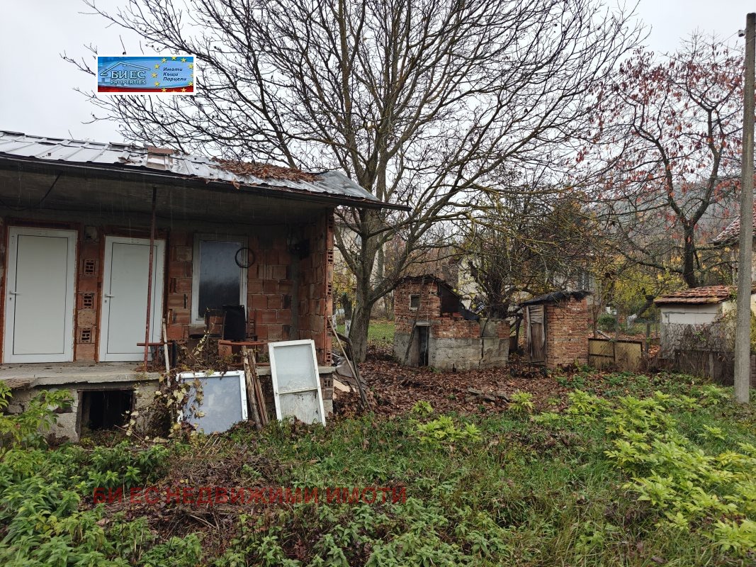 Продава КЪЩА, с. Горни Романци, област Перник, снимка 2 - Къщи - 52380871
