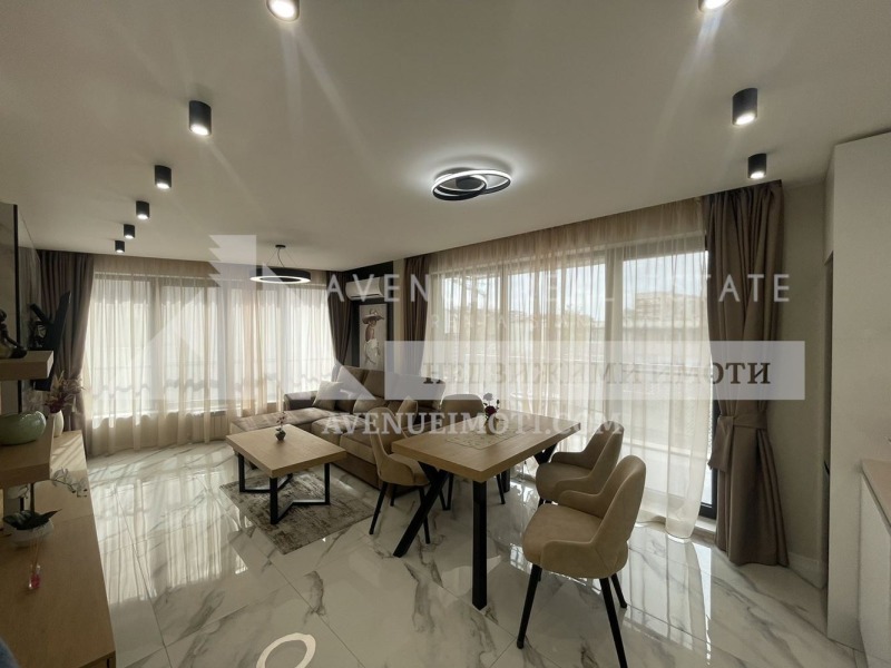 De vânzare  1 dormitor Plovdiv , Țentâr , 68 mp | 44676143