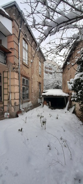 σπίτι Ηδεαλεν τσενταρ, Πλεβεν 12