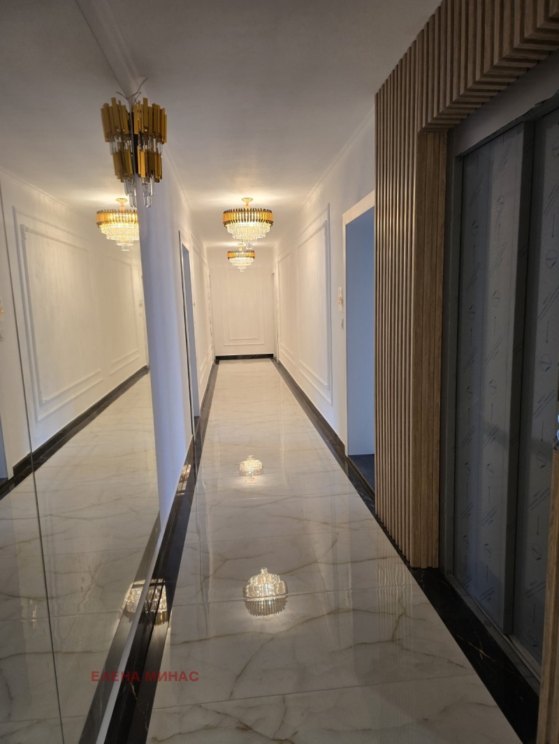 Продава 3-СТАЕН в град Шумен, Боян Българанов 1 - 86 кв.м / 111 800 € » 218 661.79 лв., ЕЛЕНА МИНАС