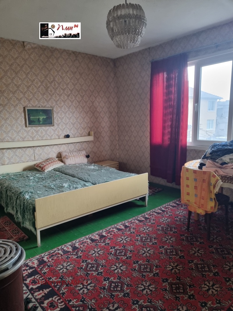 Продава ЕТАЖ ОТ КЪЩА, гр. Нови пазар, област Шумен, снимка 9 - Етаж от къща - 52690656