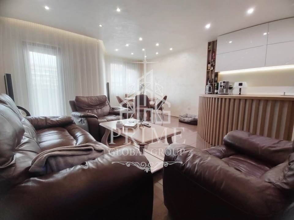 Продава 3-СТАЕН, гр. Бургас, Център, снимка 2 - Апартаменти - 55784076