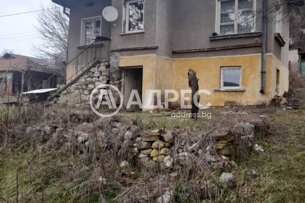 Продава КЪЩА, с. Цацаровци, област София област