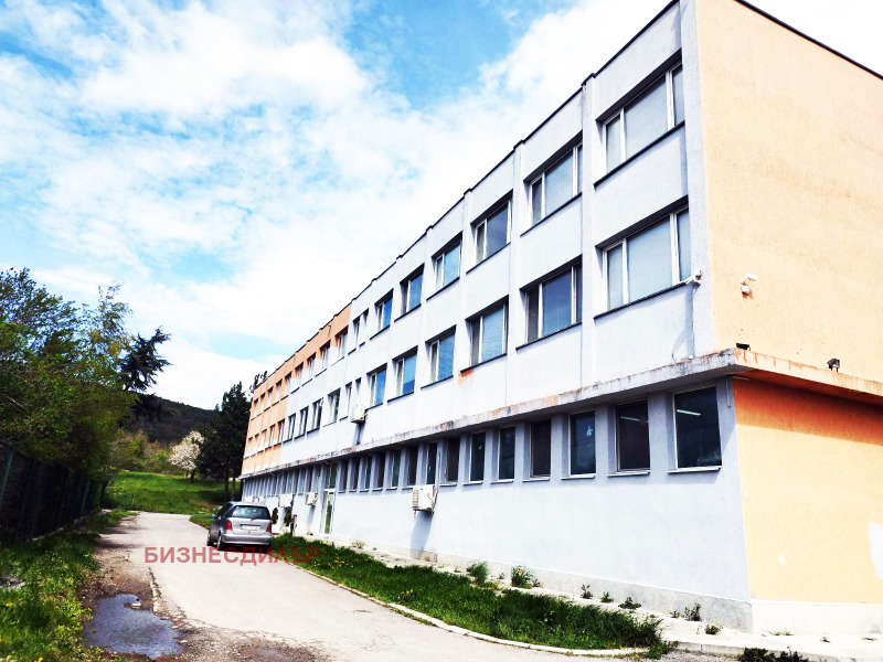 Продава ПРОМ. ПОМЕЩЕНИЕ в област София, гр. Сливница - 7000 кв.м / 2 999 990 € » 5 867 470.44 лв., БИЗНЕСДИЛЪР