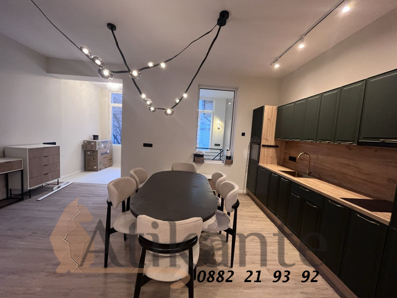 Продава 4-СТАЕН, гр. София, Център, снимка 2 - Апартаменти - 52810235