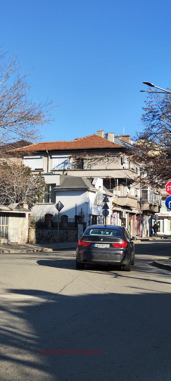 Продава ЕТАЖ ОТ КЪЩА, гр. Пловдив, Център, снимка 2 - Етаж от къща - 52935963