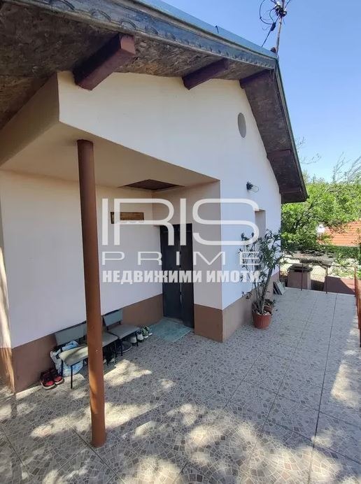 Продава ВИЛА, гр. Шумен, м-т Чашка, снимка 2 - Вили - 55122645