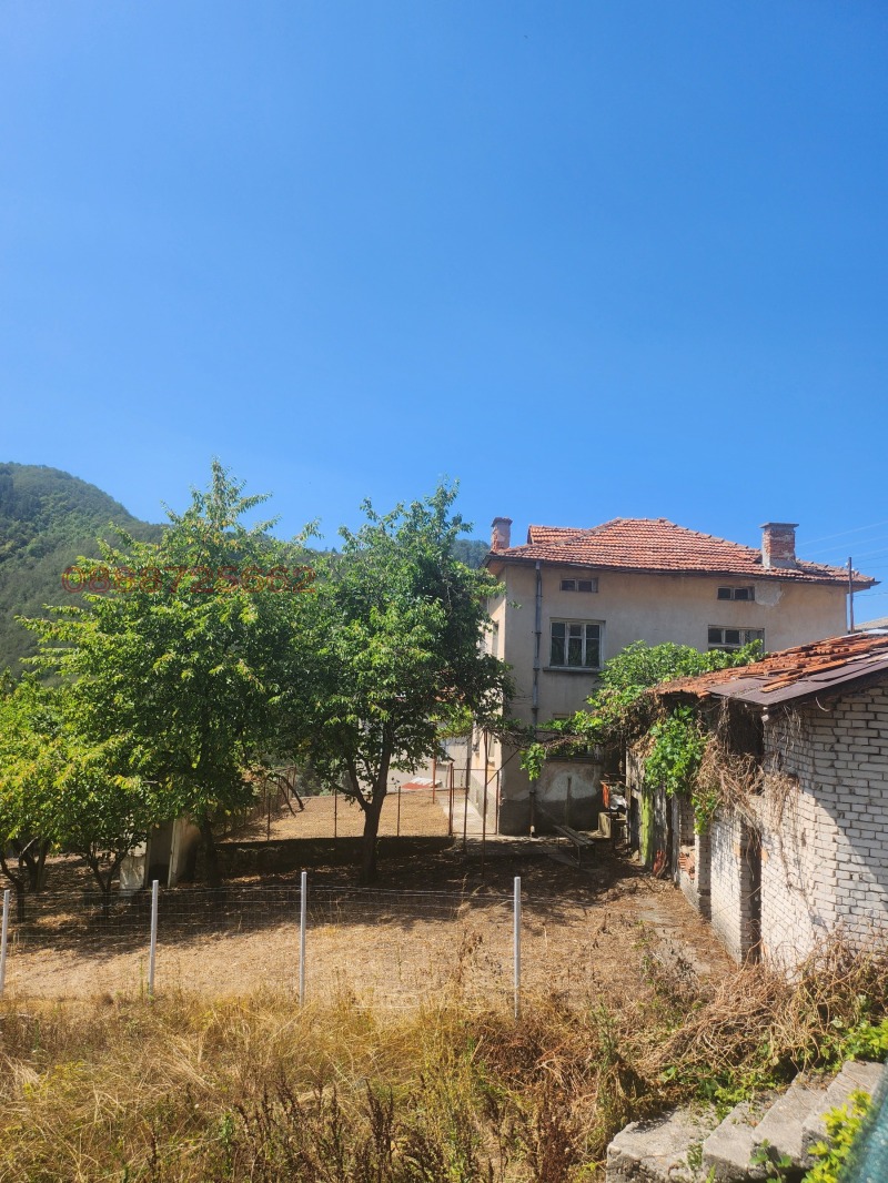 Продава ВИЛА, с. Средногорци, област Смолян