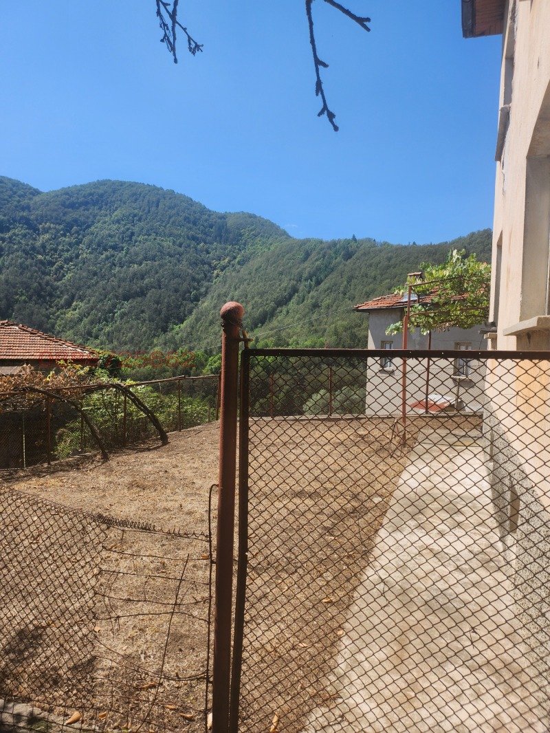 Продава ВИЛА, с. Средногорци, област Смолян, снимка 11 - Вили - 52785538