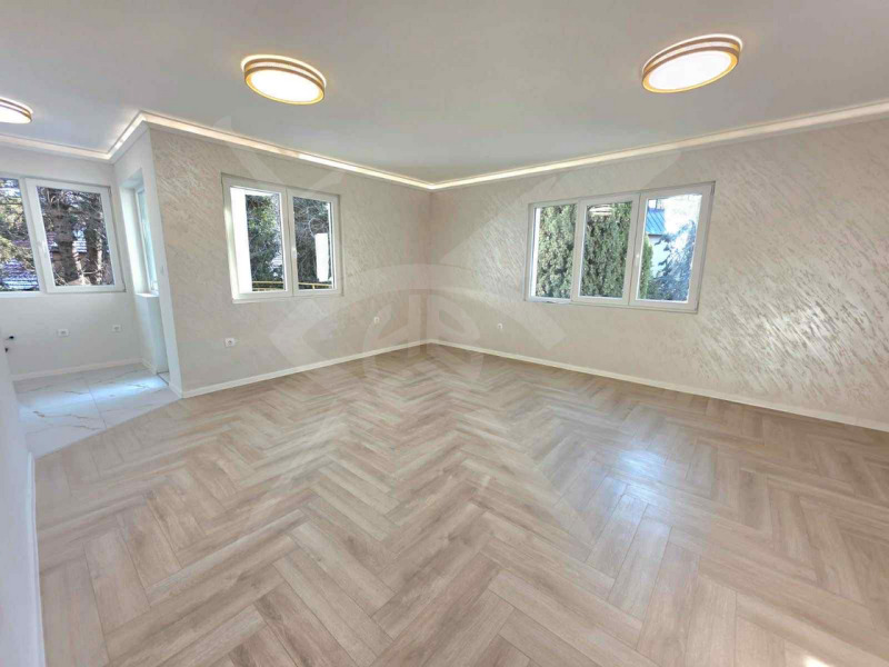 Продава 3-СТАЕН в град Варна, Бриз - 120 кв.м / 250 000 € » 488 957.50 лв., ЕКС НВД ООД