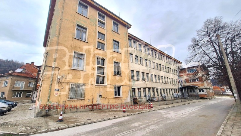 Продава ФАБРИКА/ЗАВОД в област Пазарджик, гр. Батак - 3800 кв.м / 250 000 € » 488 957.50 лв., БЪЛГЕРИАН ПРОПЕРТИС ПЛОВДИВ