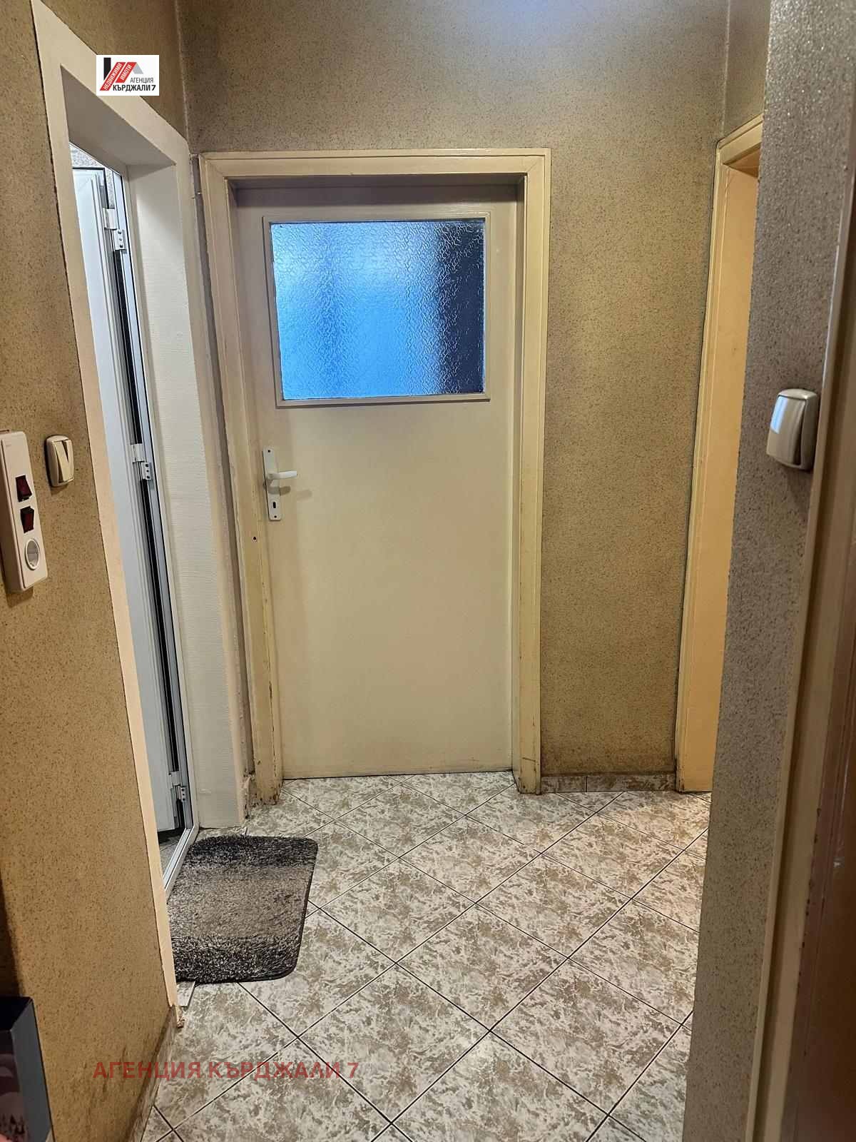 Продава МНОГОСТАЕН, гр. Кърджали, Център, снимка 11 - Апартаменти - 54627612