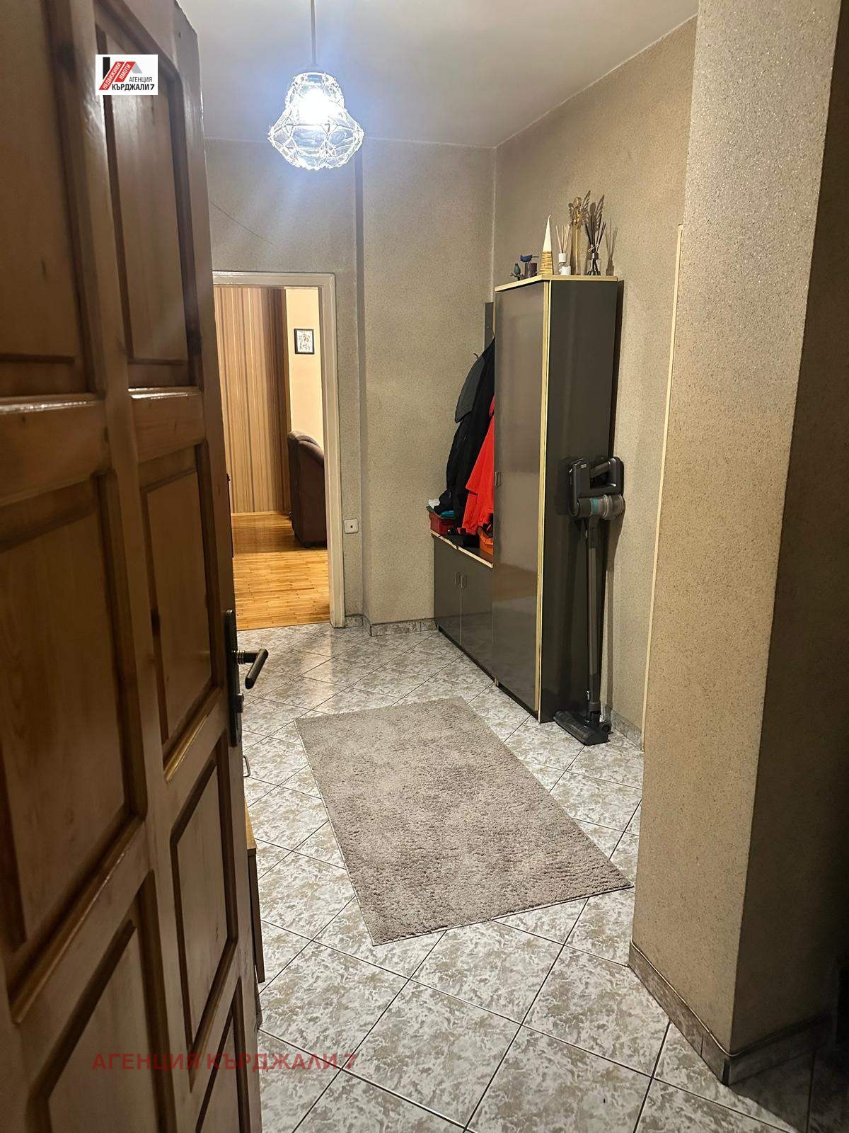 Продава МНОГОСТАЕН, гр. Кърджали, Център, снимка 3 - Апартаменти - 54627612